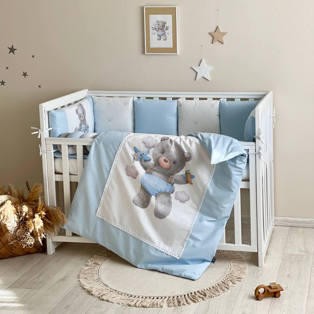 Detský set do postieľky Kids Toys – medvedík chlapček modrý
