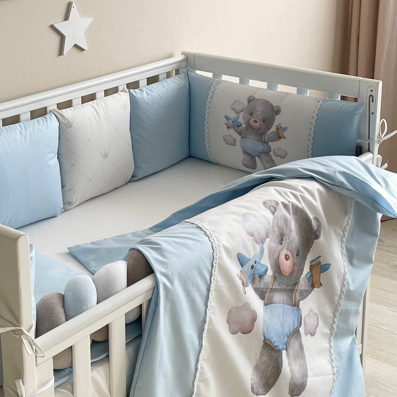 Detský set do postieľky Kids Toys – medvedík chlapček modrý