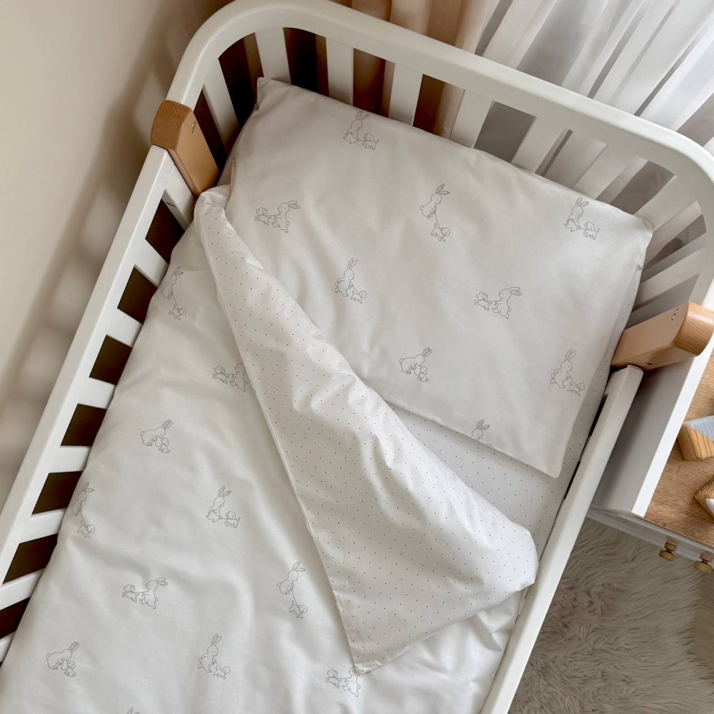 Bavlnená posteľná súprava do postieľky Baby Mix – Zajačik so psíkom sivá