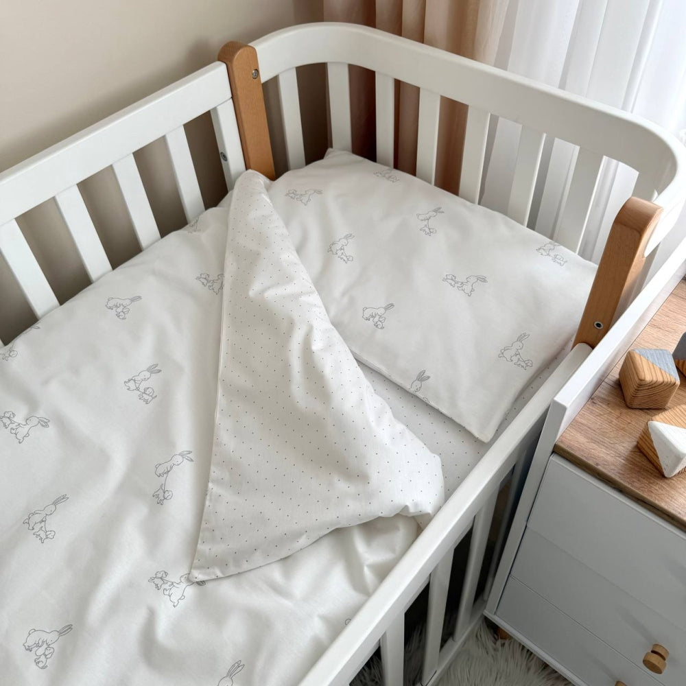 Bavlnená posteľná súprava do postieľky Baby Mix – Zajačik so psíkom sivá