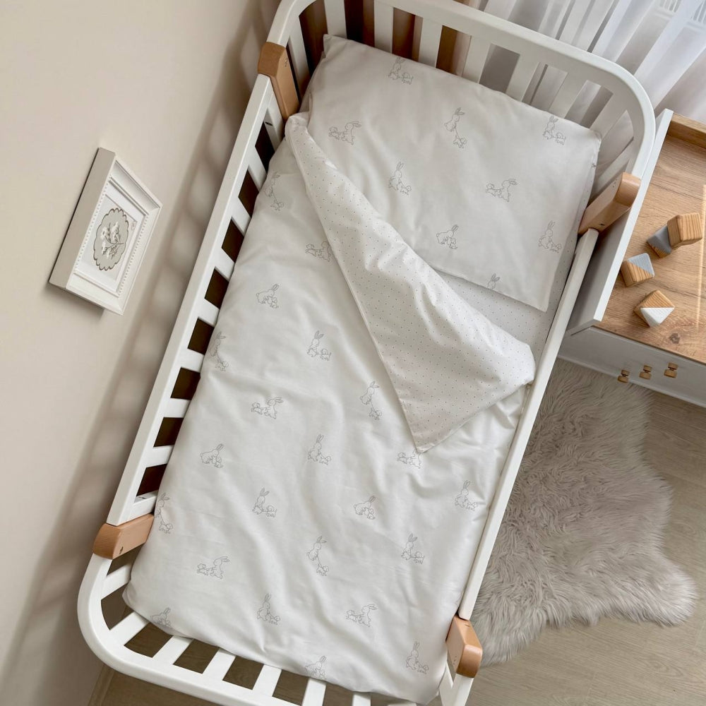 Bavlnená posteľná súprava do postieľky Baby Mix – Zajačik so psíkom sivá