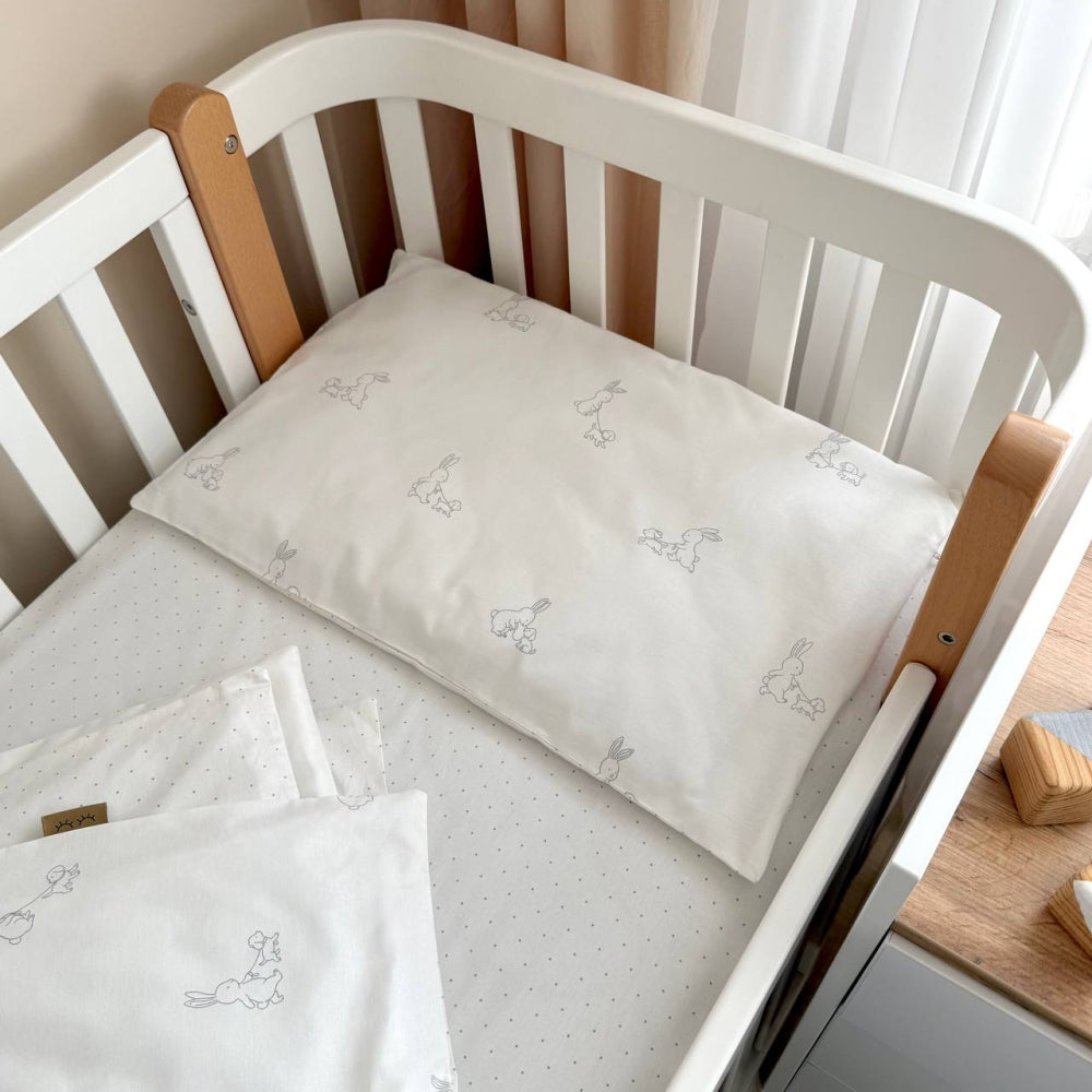Bavlnená posteľná súprava do postieľky Baby Mix – Zajačik so psíkom sivá