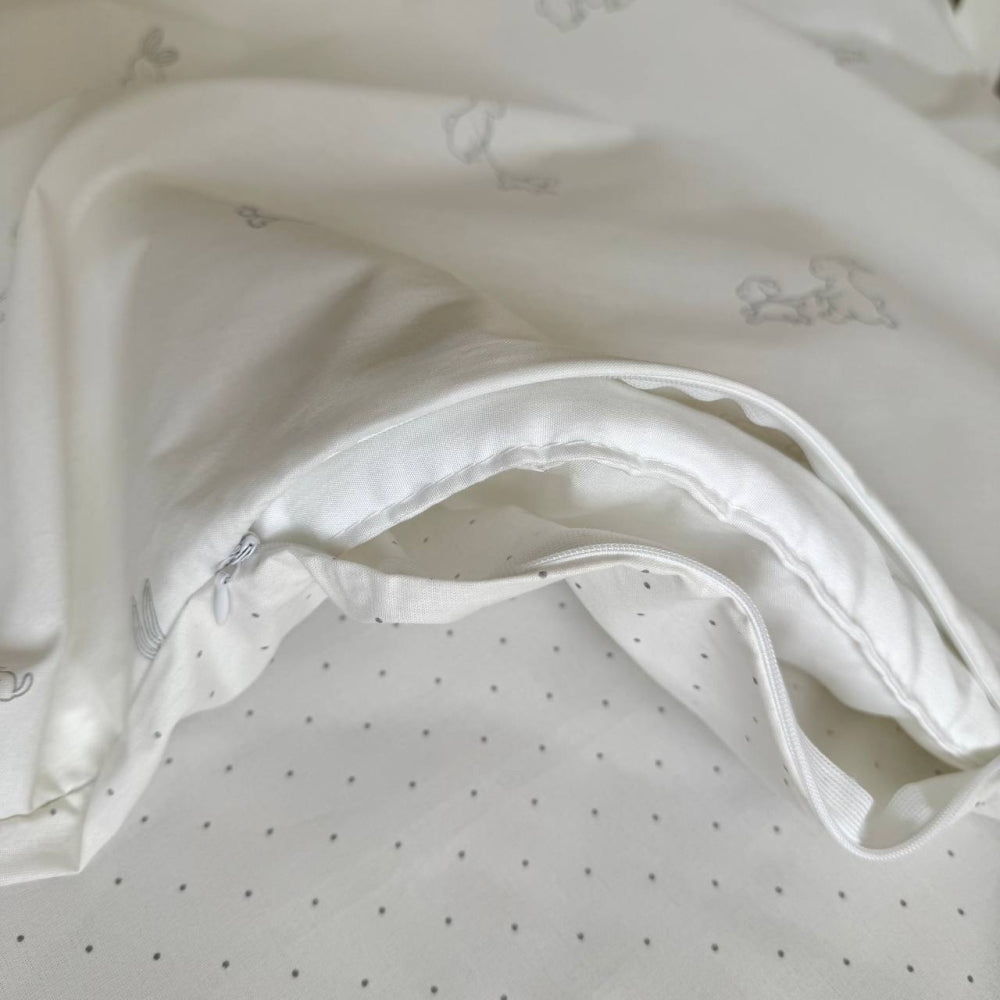 Bavlnená posteľná súprava do postieľky Baby Mix – Zajačik so psíkom sivá