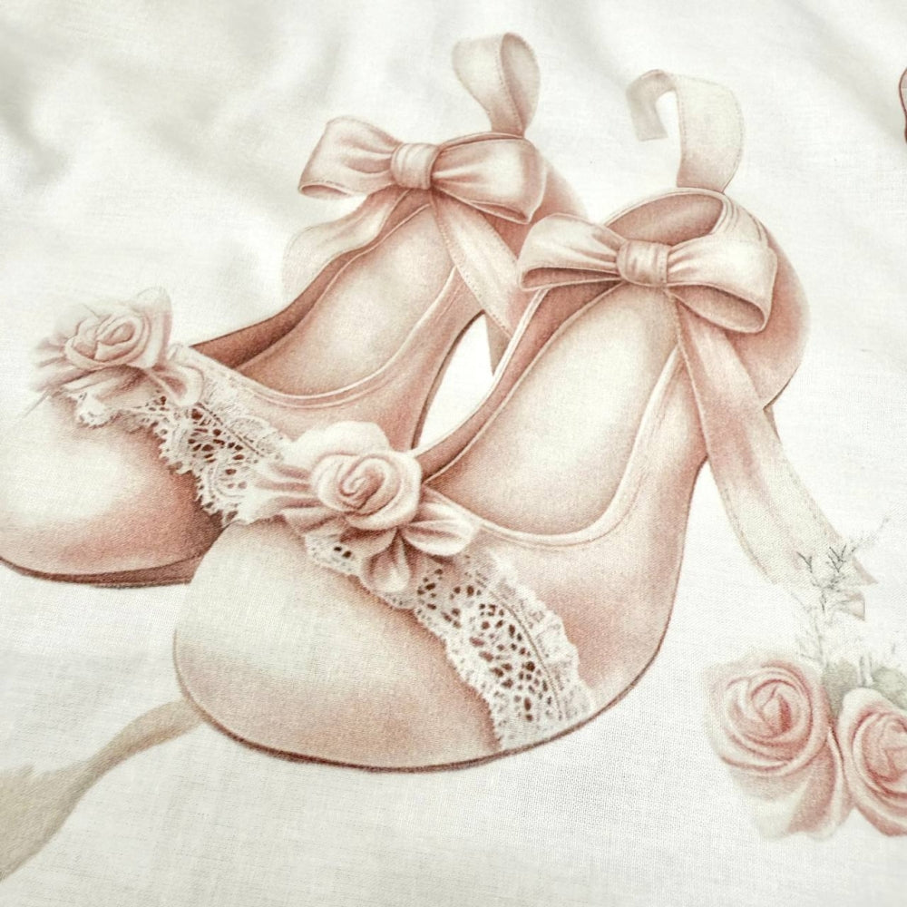 Detská popelínová posteľná bielizeň pre bábätko – Ružový zajačik s pivonkami bodky na púdrovej