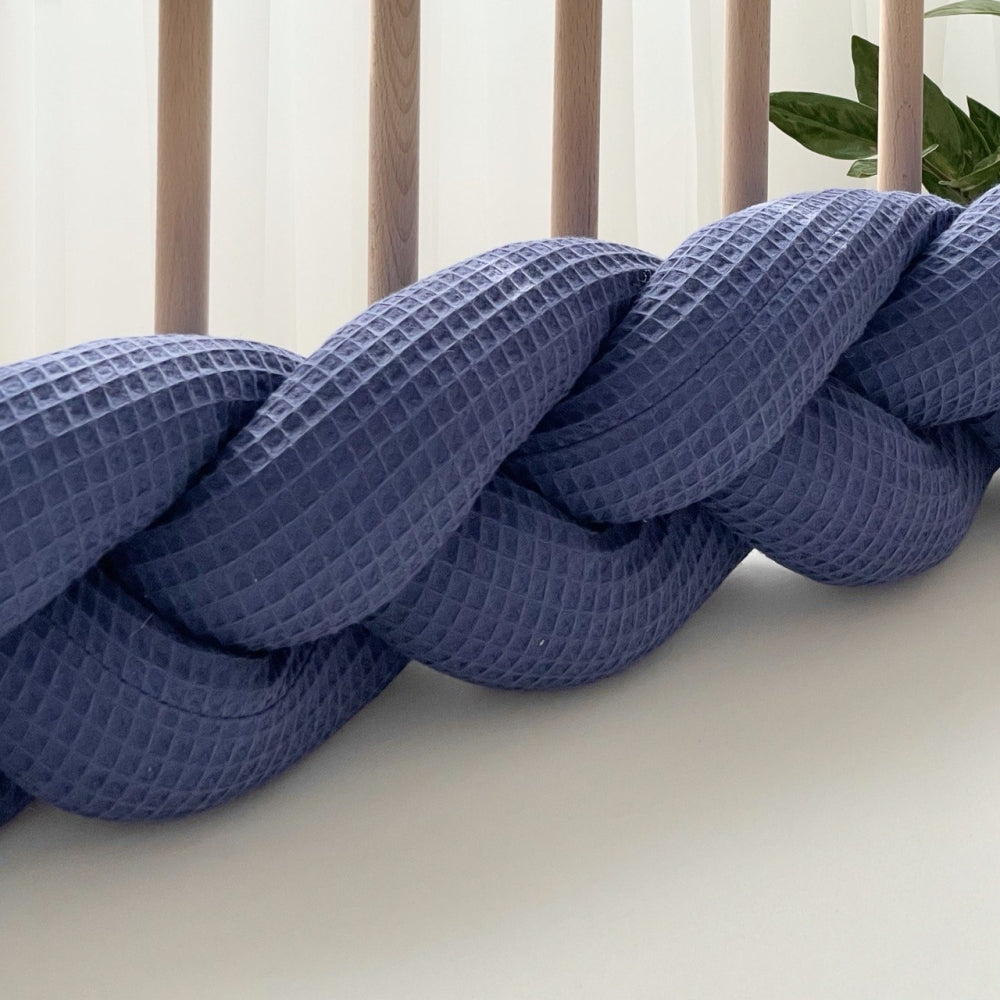 Vaflový pletený mantinel do postieľky 120 cm – modrý