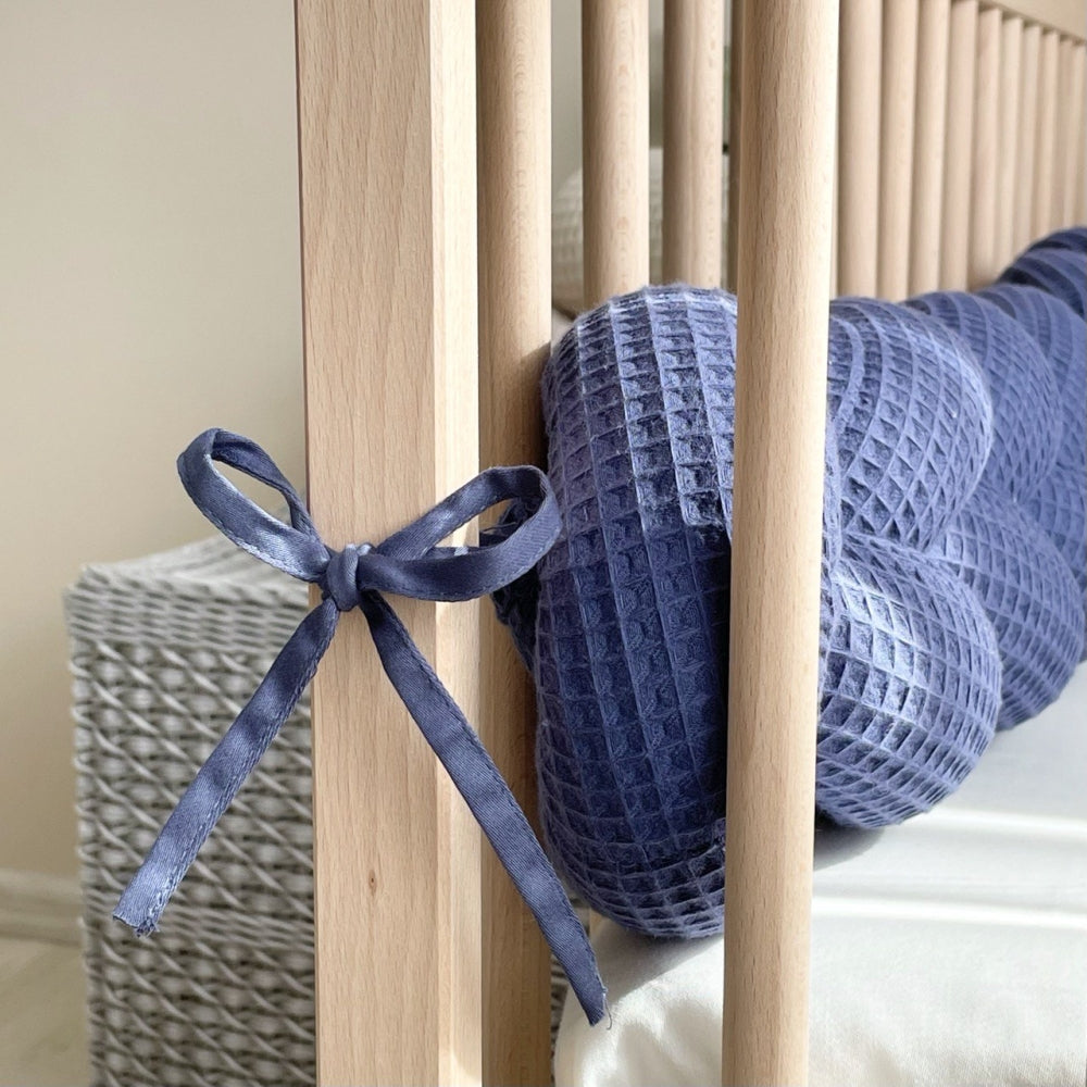 Vaflový pletený mantinel do postieľky 120 cm – modrý