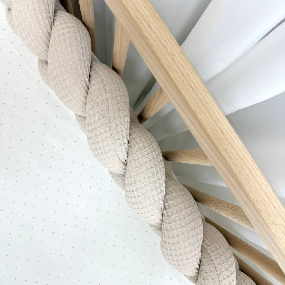Vaflový pletený mantinel do postieľky 120 cm – kapučíno
