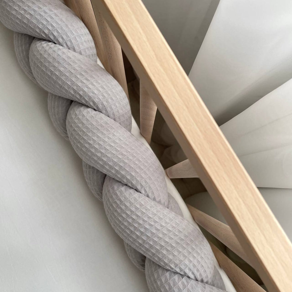 Vaflový pletený mantinel do postieľky 120 cm – sivý