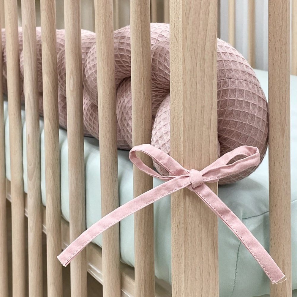 Vaflový pletený mantinel do postieľky 120 cm – púdrový