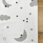 Nepremokavá mušelínová podložka 50 × 80 cm obláčiky s mesiacom