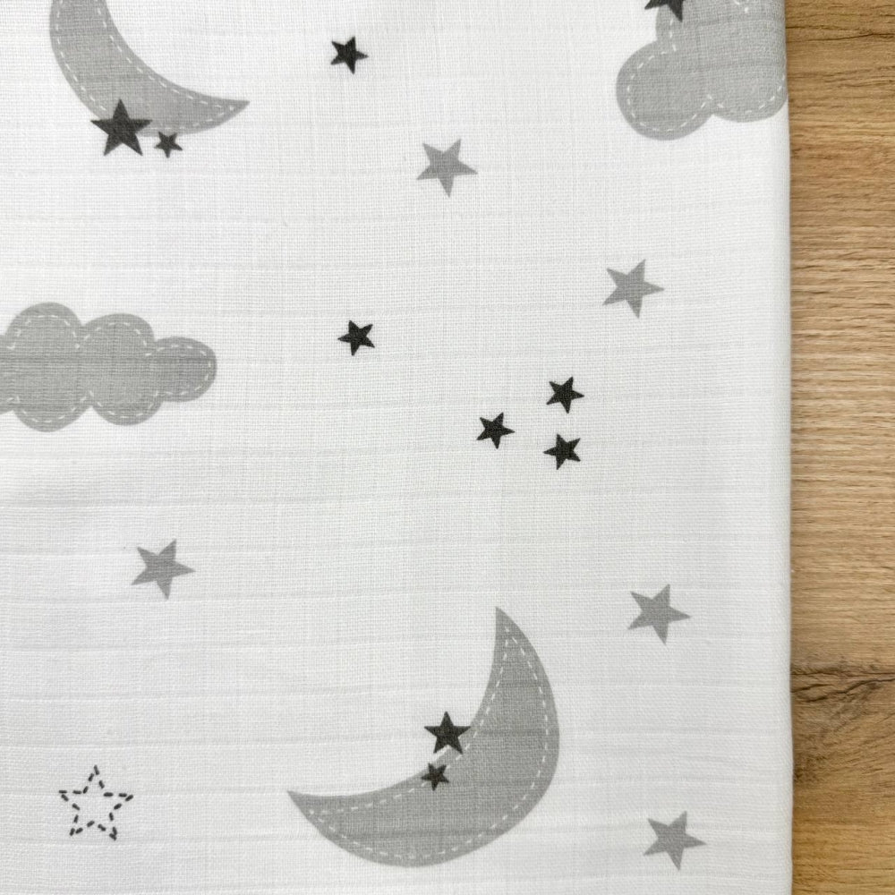 Nepremokavá mušelínová podložka 50 × 80 cm obláčiky s mesiacom