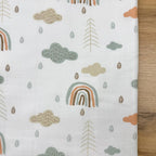Nepremokavá mušelínová podložka 50 × 80 cm dúhy s obláčikmi
