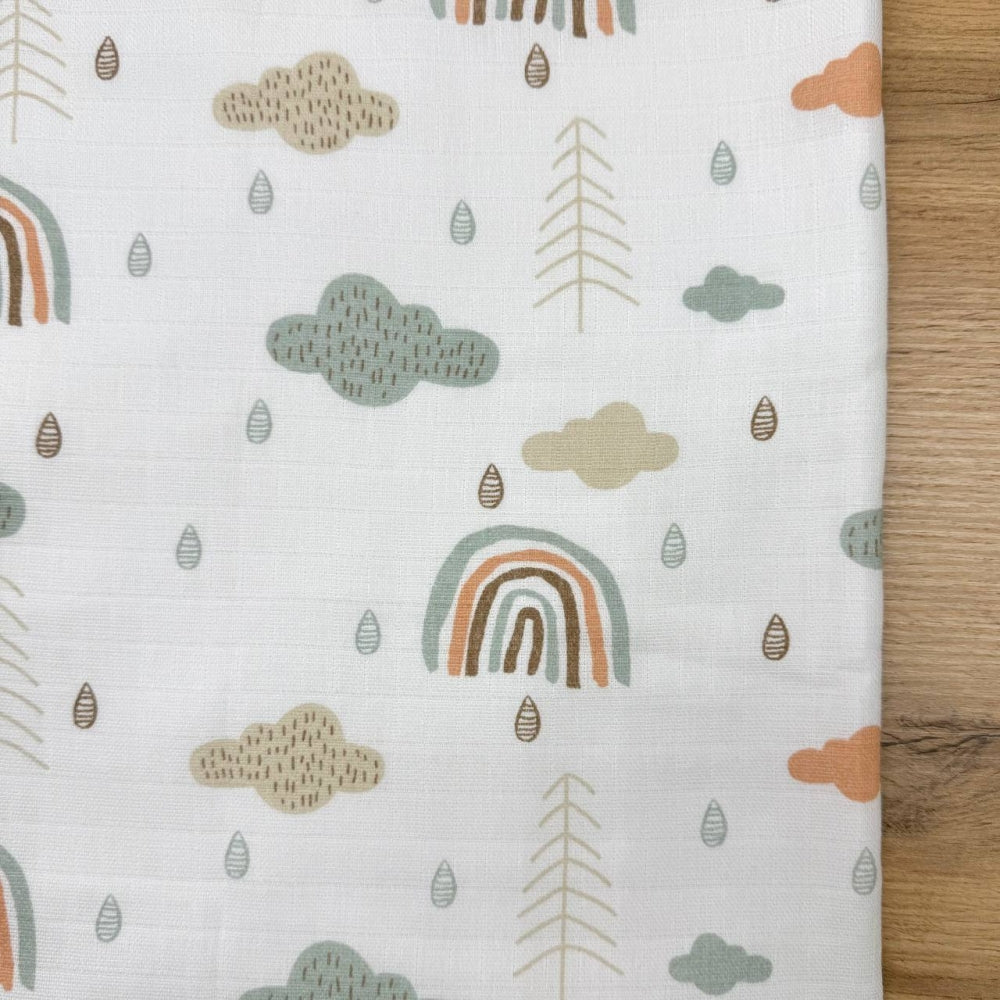 Nepremokavá mušelínová podložka 50 × 80 cm dúhy s obláčikmi