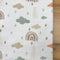 Nepremokavá mušelínová podložka 50 × 80 cm dúhy s obláčikmi