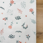 Nepremokavá mušelínová podložka 50 × 80 cm vetvičky broskyňa-mäta