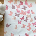 Nepremokavá podložka pre bábätko 50 × 80 cm Motýle na bielom