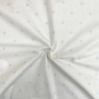 Nepremokavá podložka pre bábätko 50 × 80 cm hviezdičky rozptýlené modré na bielej