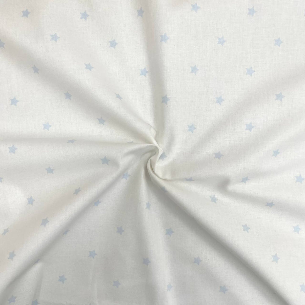 Nepremokavá podložka pre bábätko 50 × 80 cm hviezdičky rozptýlené modré na bielej