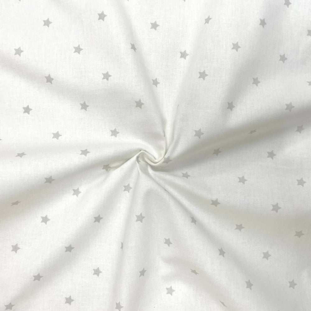 Nepremokavá podložka pre bábätko 50 × 80 cm hviezdičky rozptýlené sivé na bielej