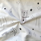 Nepremokavá podložka pre bábätko 50 × 80 cm Mačky v obláčikoch sivé