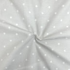 Nepremokavá podložka pre bábätko 50 × 80 cm hviezdičky rozptýlené biele na sivej