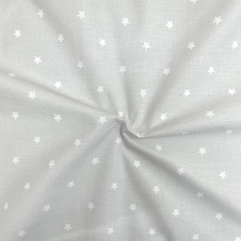 Nepremokavá podložka pre bábätko 50 × 80 cm hviezdičky rozptýlené biele na sivej