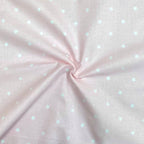 Nepremokavá podložka pre bábätko 50 × 80 cm hviezdičky rozptýlené biele na ružovej