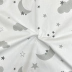 Nepremokavá podložka pre bábätko 50 × 80 cm sivé obláčiky s mesiacom
