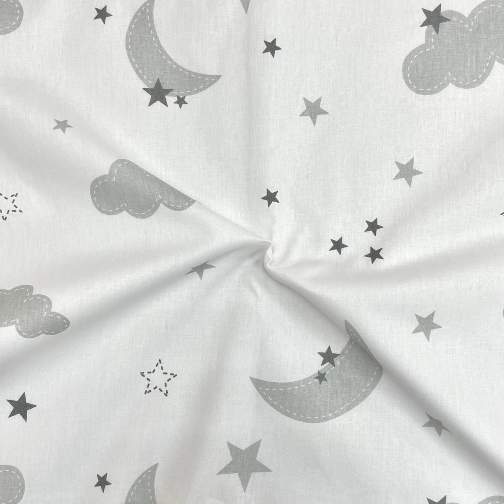 Nepremokavá podložka pre bábätko 50 × 80 cm sivé obláčiky s mesiacom