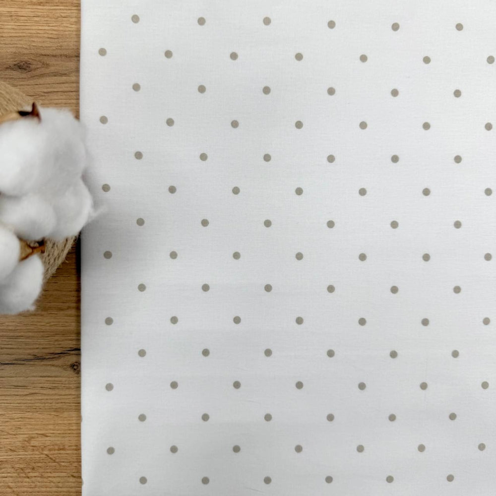 Nepremokavá podložka pre bábätko 50 × 80 cm béžový hrášok na bielej