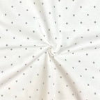 Nepremokavá podložka pre bábätko 50 × 80 cm sivý hrášok na bielej