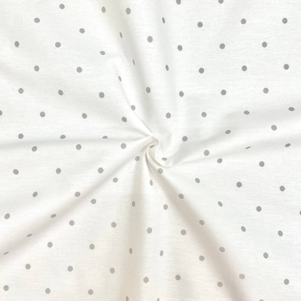 Nepremokavá podložka pre bábätko 50 × 80 cm sivý hrášok na bielej