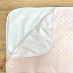 Nepremokavá podložka pre bábätko 50 × 80 cm bodky na ružovej