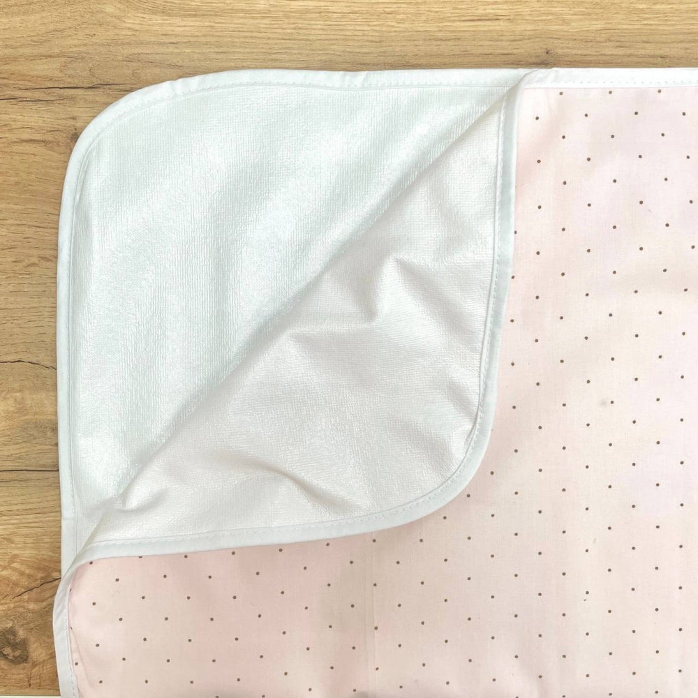 Nepremokavá podložka pre bábätko 50 × 80 cm bodky na ružovej