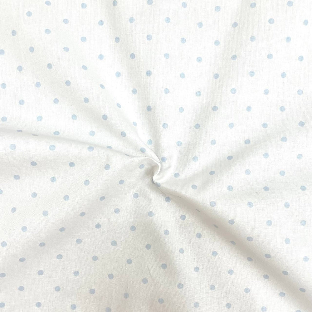 Nepremokavá podložka pre bábätko 50 × 80 cm modrý hrášok na bielej