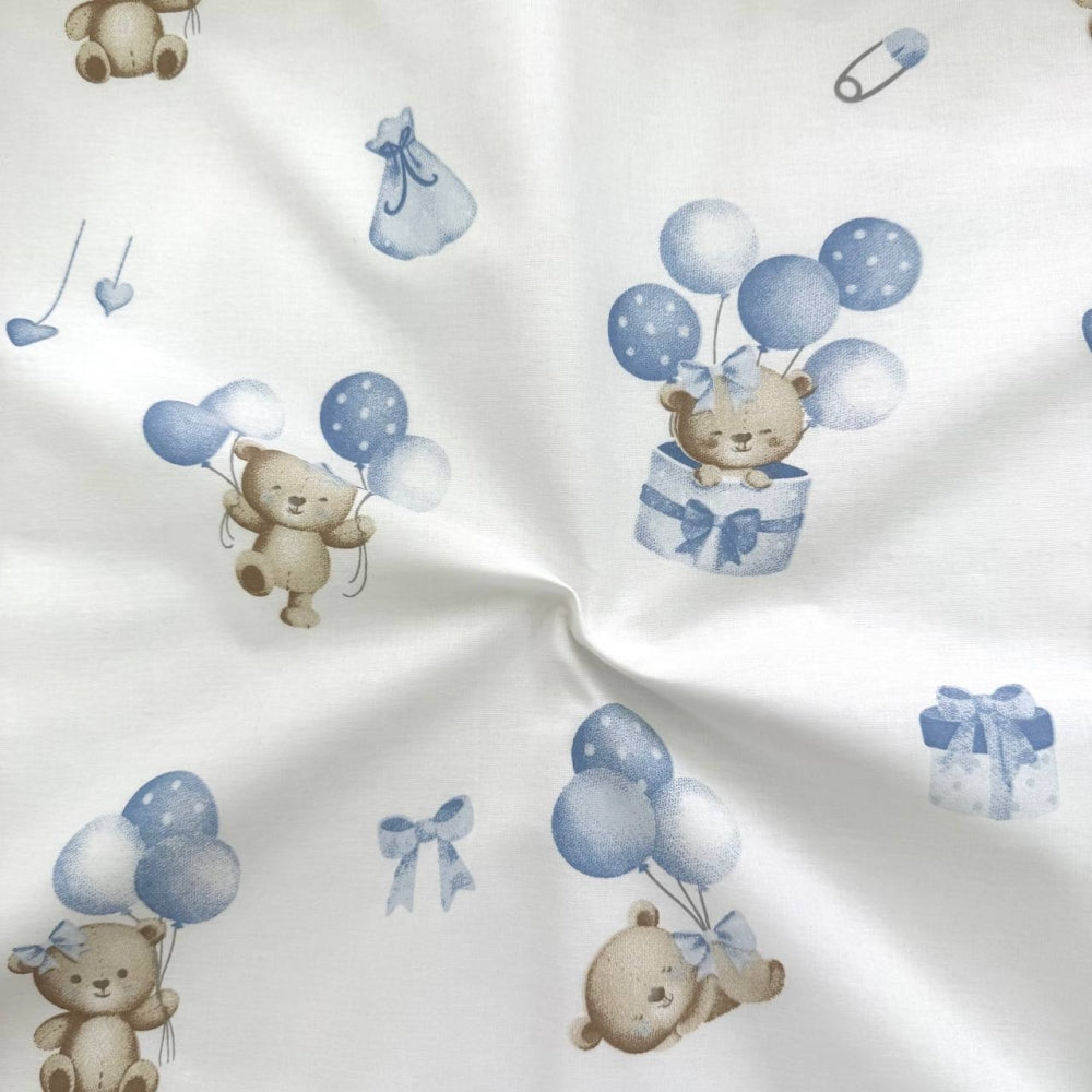 Nepremokavá podložka pre bábätko 50 × 80 cm medvedík na vzdušnom balóne modrý