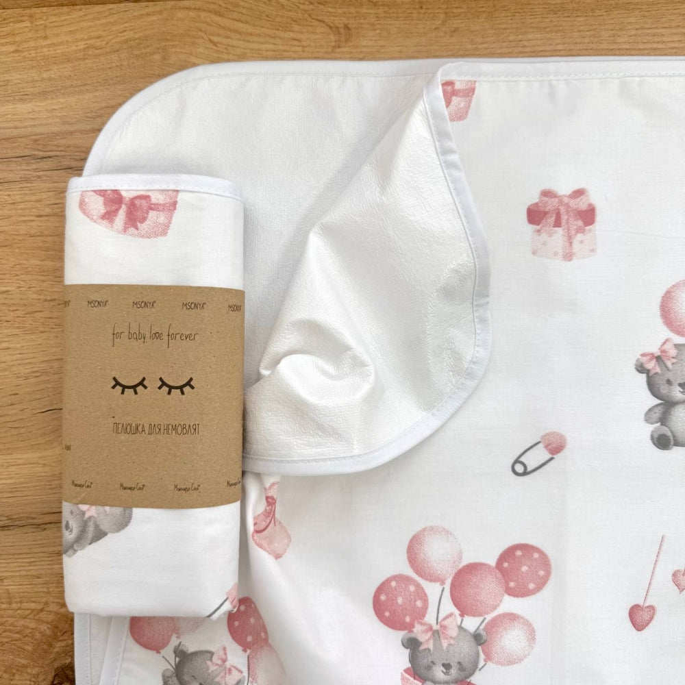 Nepremokavá podložka pre bábätko 50 × 80 cm medvedík na vzdušnom balóne púdrový