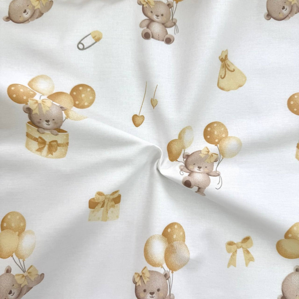 Nepremokavá podložka pre bábätko 50 × 80 cm medvedík na vzdušnom balóne horčicový