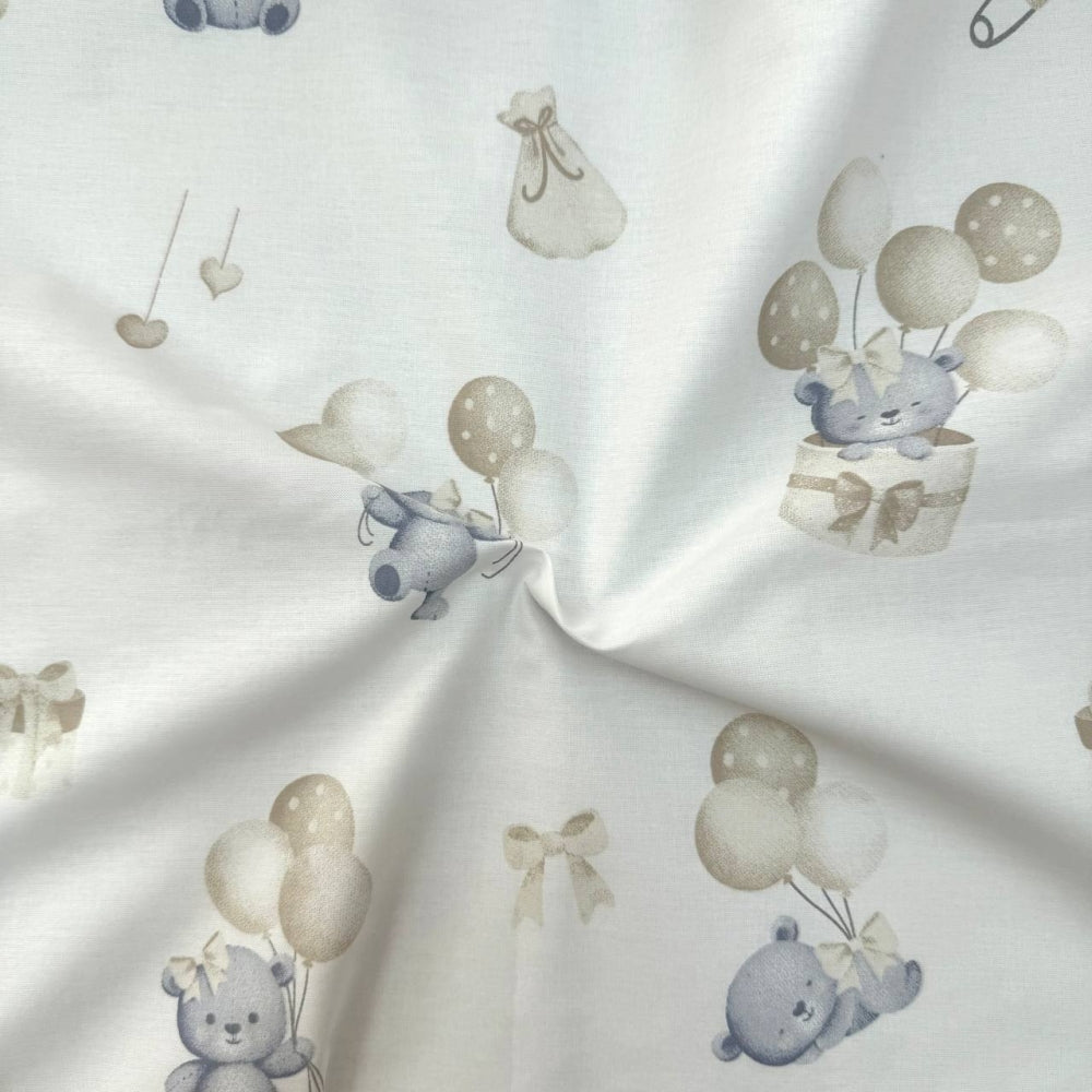 Nepremokavá podložka pre bábätko 50 × 80 cm medvedík na balóniku džínsová