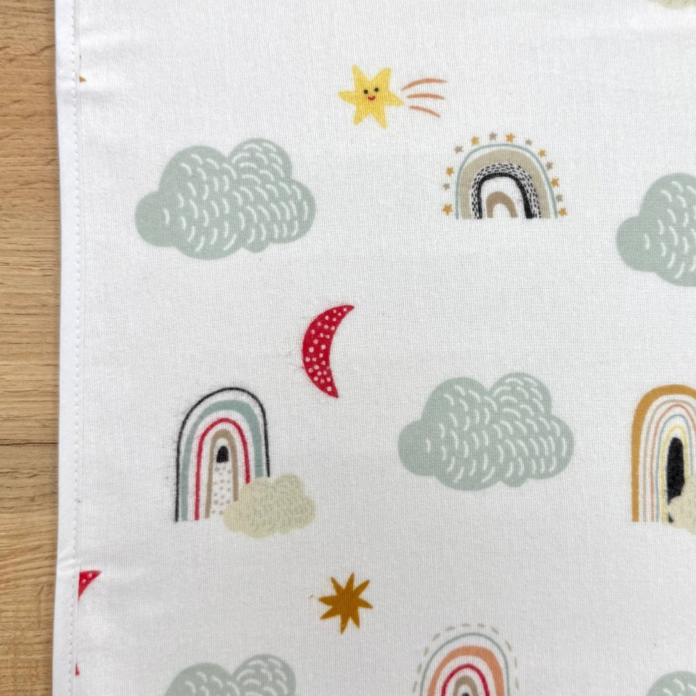 Nepremokavá flanelová podložka 50 × 80 cm Dúhy v obláčikoch mäta