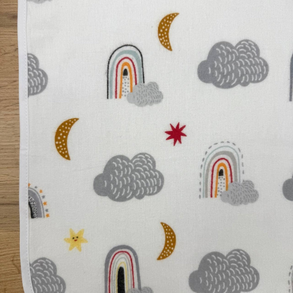 Nepremokavá flanelová podložka 50 × 80 cm dúhy v obláčikoch sivá