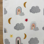 Nepremokavá flanelová podložka 50 × 80 cm dúhy v obláčikoch sivá
