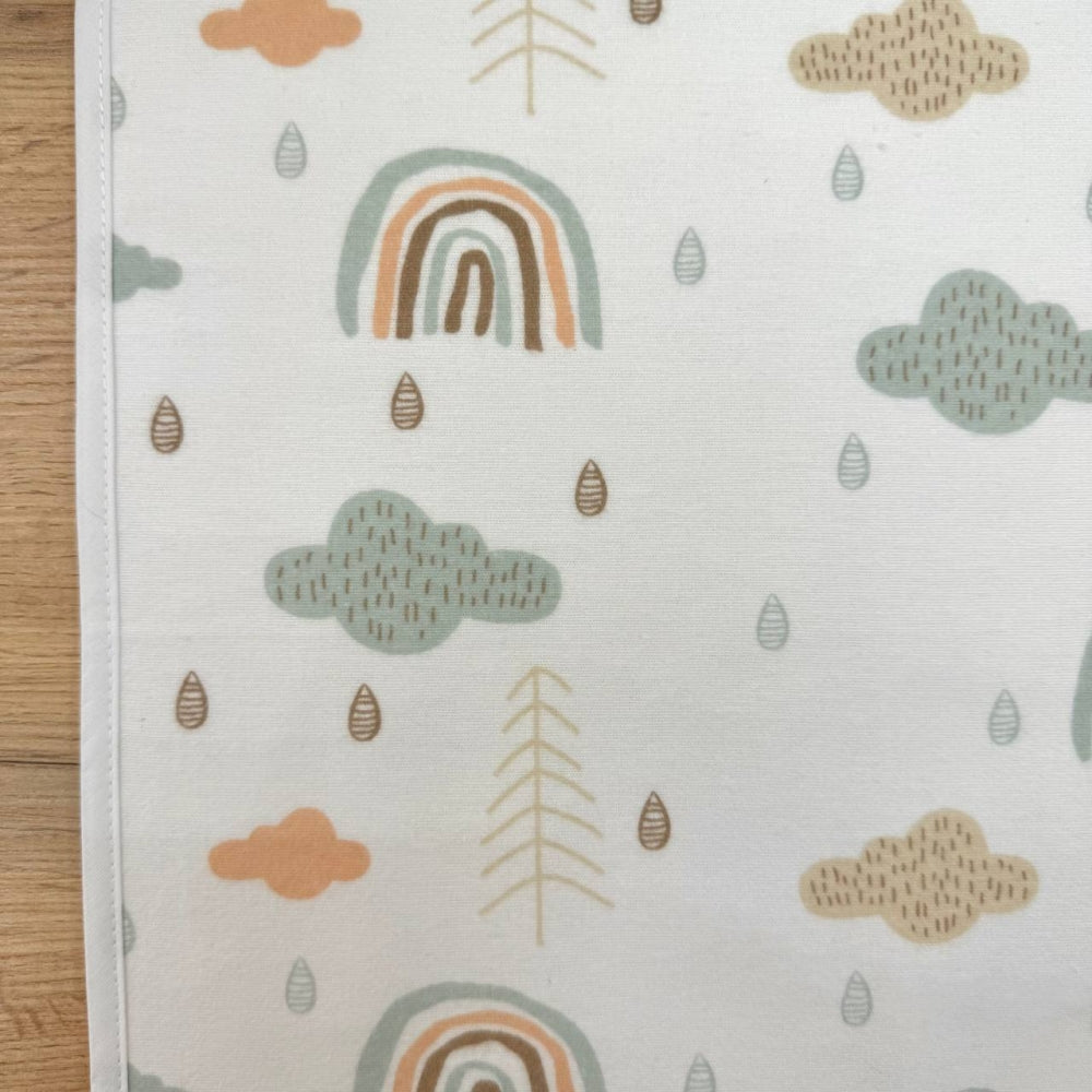 Nepremokavá flanelová podložka 50 × 80 cm Dúhy dážď