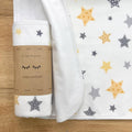 Nepremokavá flanelová podložka 50 × 80 cm Stars sivo-žltý