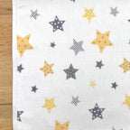 Nepremokavá flanelová podložka 50 × 80 cm Stars sivo-žltý