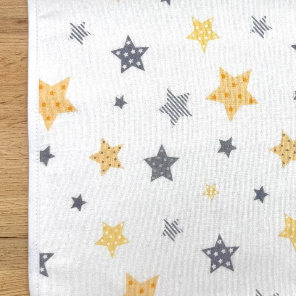 Nepremokavá flanelová podložka 50 × 80 cm Stars sivo-žltý