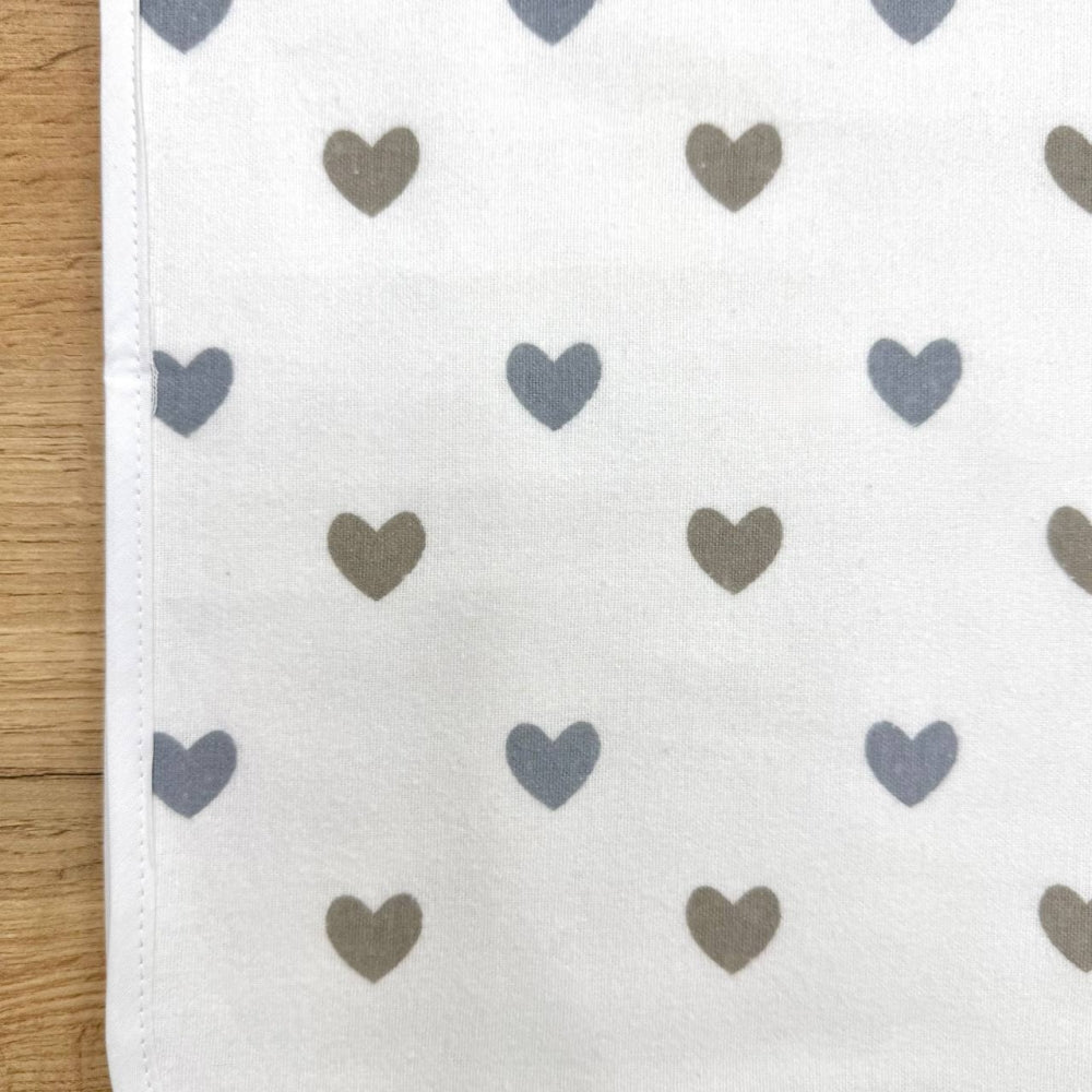 Nepremokavá flanelová podložka 50 × 80 cm béžové srdiečka