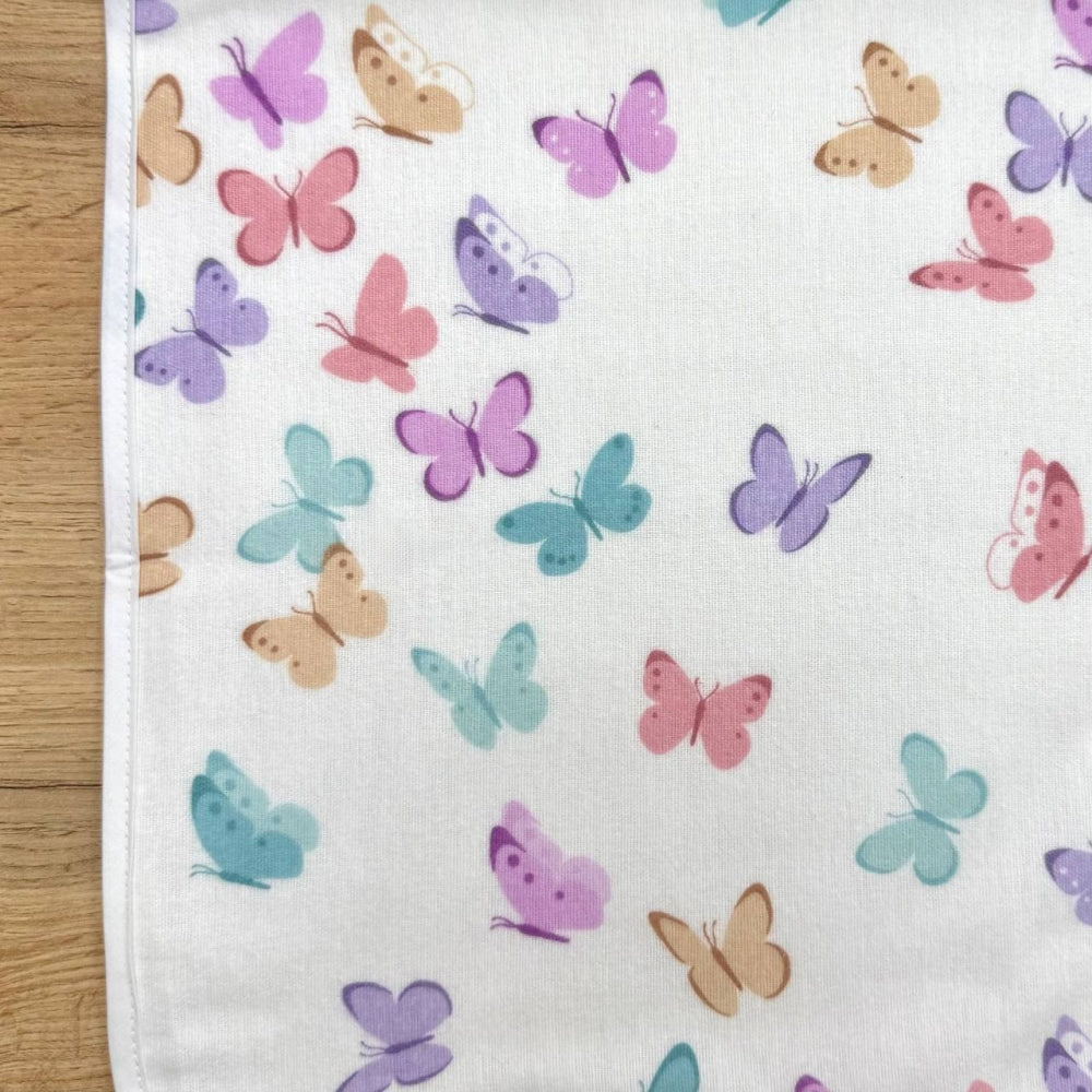 Nepremokavá flanelová podložka 50 × 80 cm ružovo-mätové motýliky