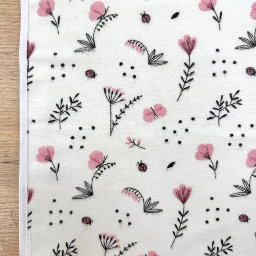 Nepremokavá flanelová podložka 50 × 80 cm ružové vetvičky