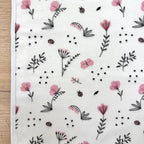 Nepremokavá flanelová podložka 50 × 80 cm ružové vetvičky
